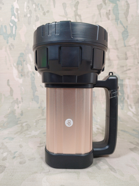 نورافکن قدرتمند اورجینال شارژی برد 800 متر نورافکن قدرتمند اورجینال شارژی برد 800 متر