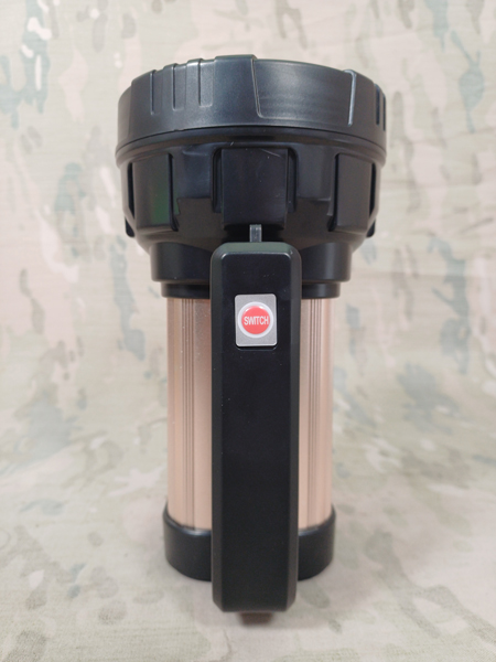 نورافکن قدرتمند اورجینال شارژی برد 800 متر نورافکن قدرتمند اورجینال شارژی برد 800 متر