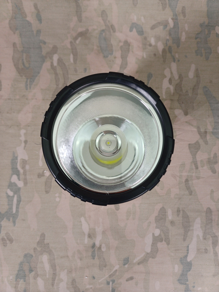 نورافکن قدرتمند اورجینال شارژی برد 800 متر نورافکن قدرتمند اورجینال شارژی برد 800 متر