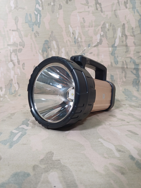 نورافکن قدرتمند اورجینال شارژی برد 800 متر نورافکن قدرتمند اورجینال شارژی برد 800 متر